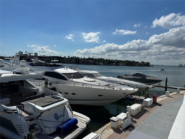 Foto del edificio - 900 Bay Dr