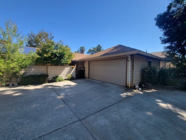 Foto del edificio - Great 3 bedroom, 2 bath, 2 car garage dupl...