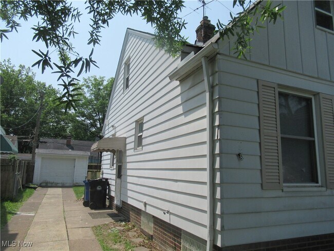 Foto del edificio - 11901 Wayland Ave