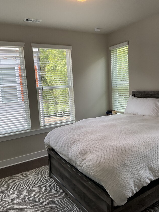Building Photo - Beautiful 2 bed/2.5 bath/with office in th...