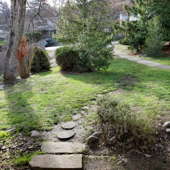 801 Ashland St Unit 4, Ashland, OR 97520 Condo for Rent in Ashland