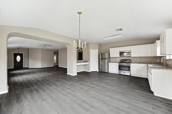 Building Photo - 7901 Fallen Oak Ln