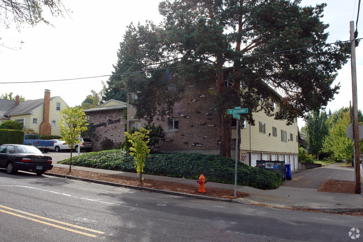 Building Photo - 4602-4620 NE Broadway St