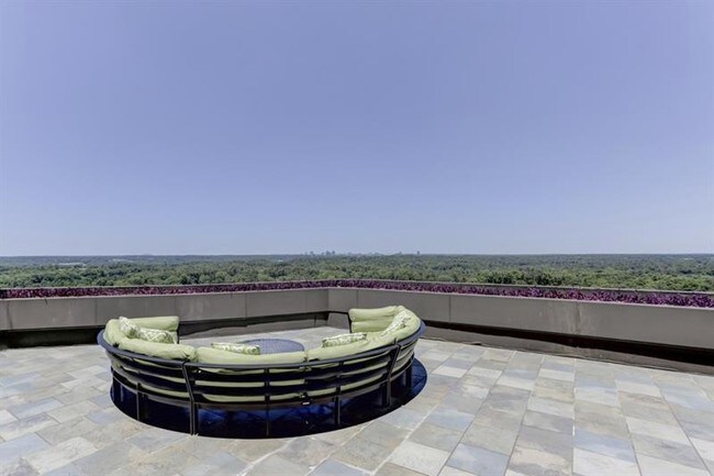 Foto del edificio - 700 Park Regency Pl NE