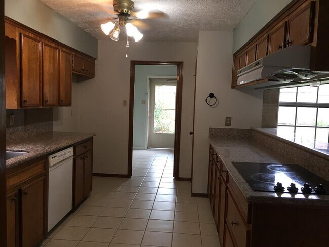 Building Photo - 16419 Heatherdale Dr