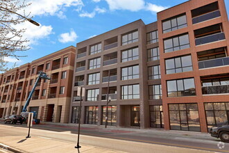 Building Photo - 2839 W Belmont Ave