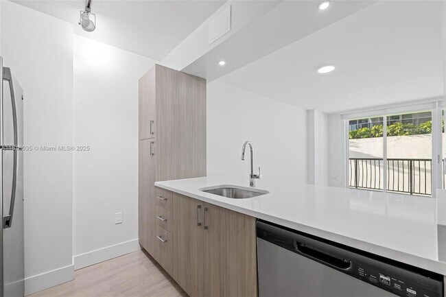 Foto del edificio - 1756 N Bayshore Dr