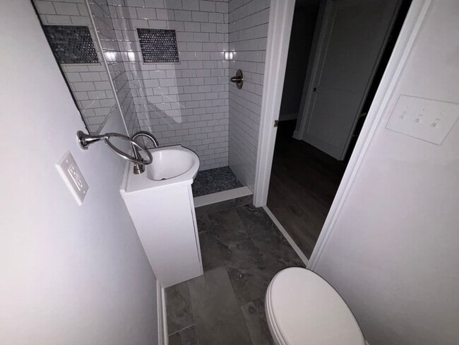 Photo - 1530 N Sydenham St Apartment