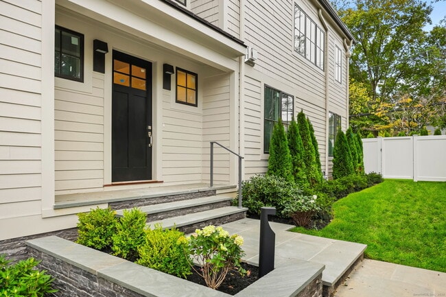 Building Photo - 191 Field Point Rd