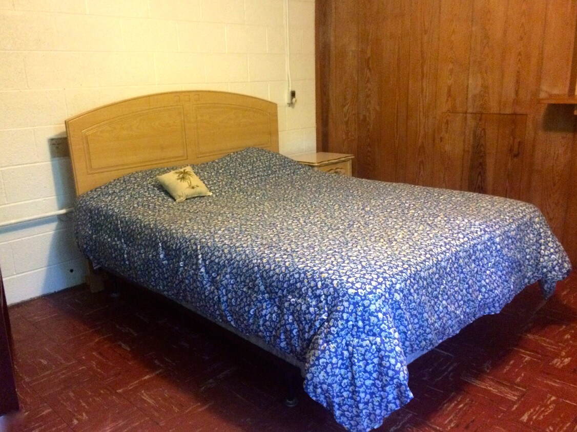 bedroom - 1915 W Cornwallis Rd