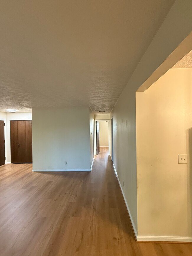 Foto del edificio - Remodeled, Canfield  2 Bedroom Apartment f...