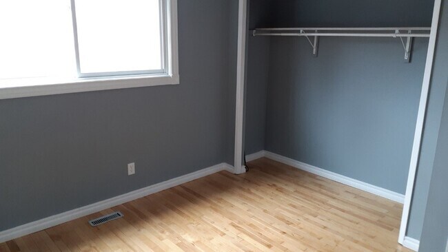 Photo du bâtiment - 4 Bed 2.5 Bath Unit in Red Deer, AB