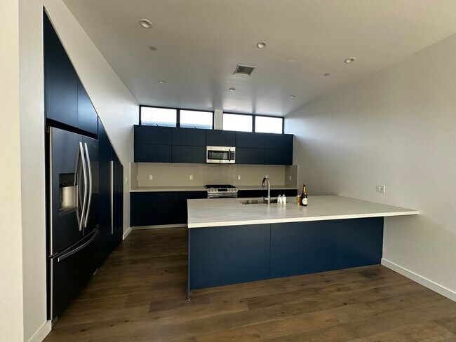 Building Photo - 2830 S Cloverdale Ave