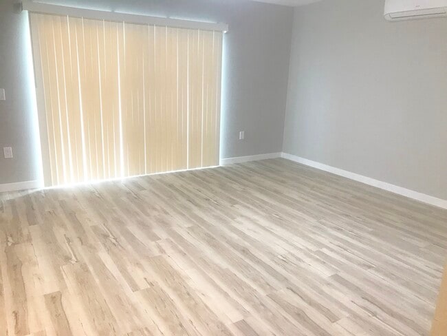 Foto del edificio - 7880 Laurelridge Rd