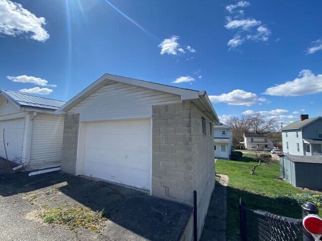 Building Photo - Spacious 2 Bed 1.5 Bath Home with Garage f...