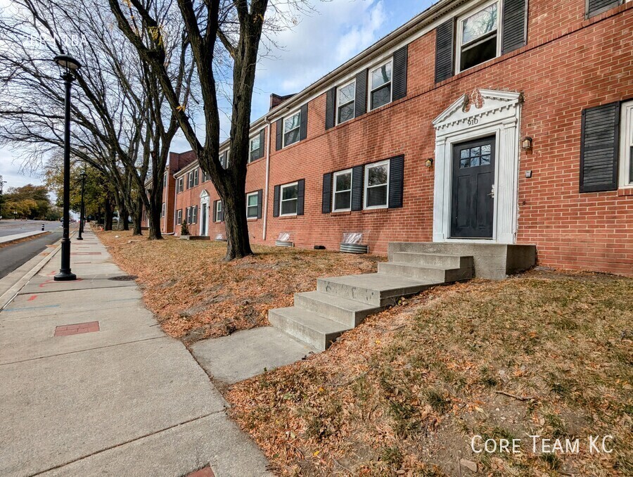 Primary Photo - 2 Bedroom in East Plaza