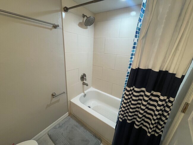 Baño n.° 2 - 214 Meadow Ln