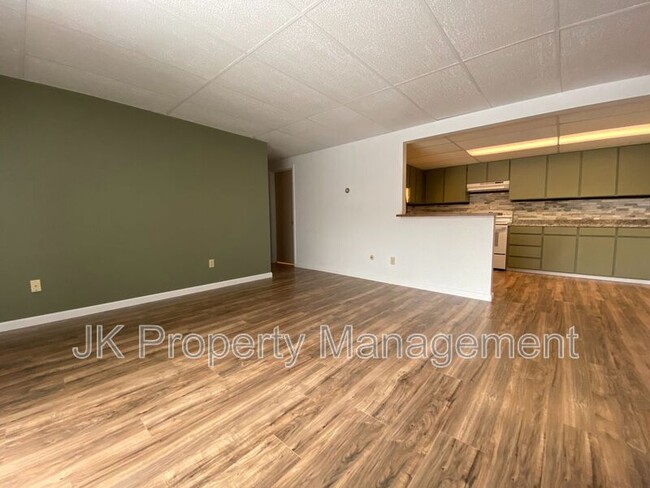 Building Photo - 1401-142B 2b St S