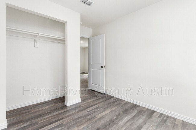 Building Photo - 619 W Sabine St