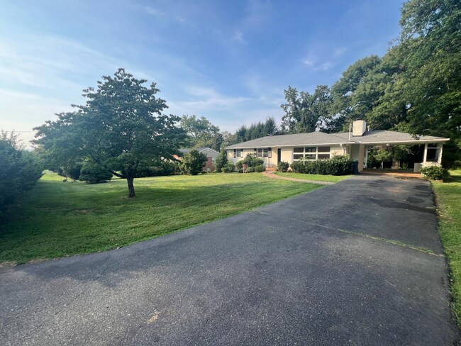Foto del edificio - 1707 King Mountain Rd
