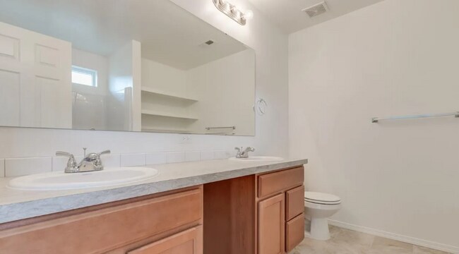 Foto del edificio - Single level home w/2 car garage, fenced y...