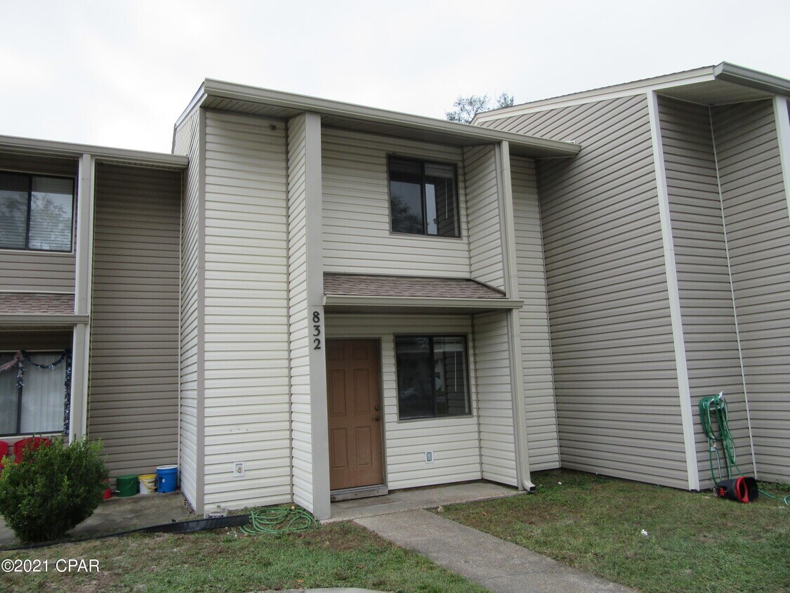 Primary Photo - 832 West St