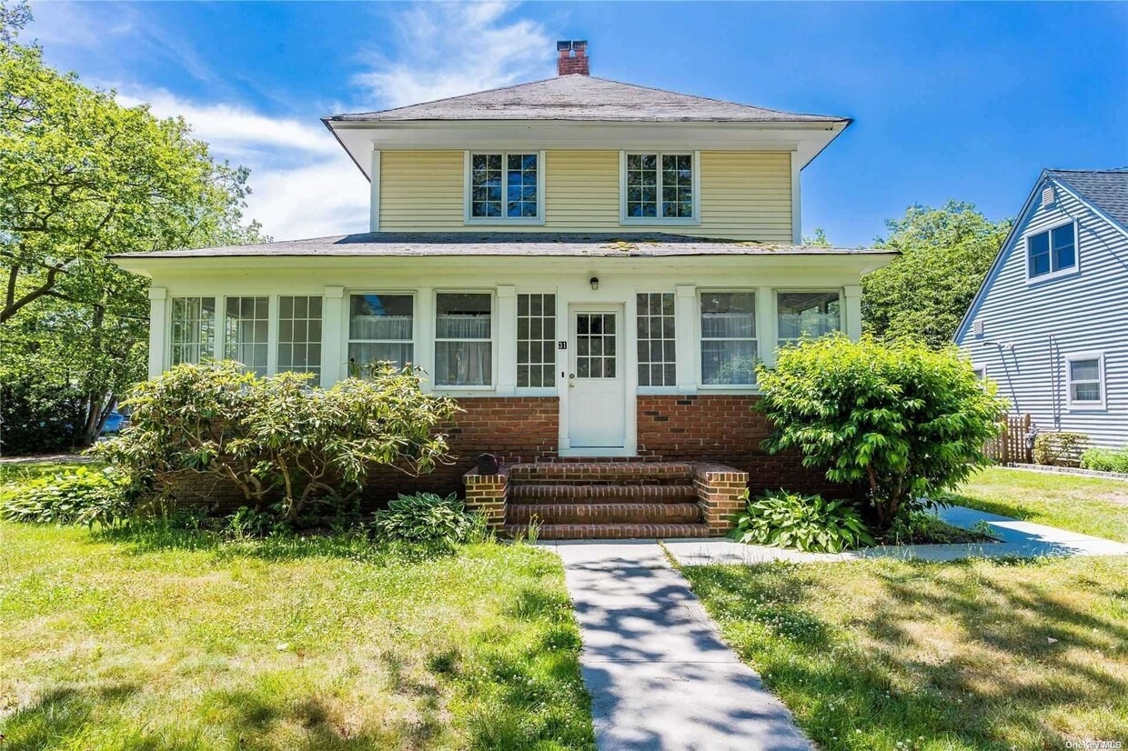 31 Hiawatha Dr, Brightwaters, NY 11718 House Rental in Brightwaters