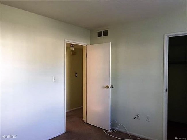 Building Photo - 39738 Village Wood Cir