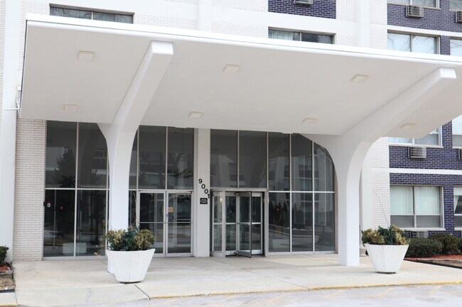 Building Photo - 9001 Golf Rd