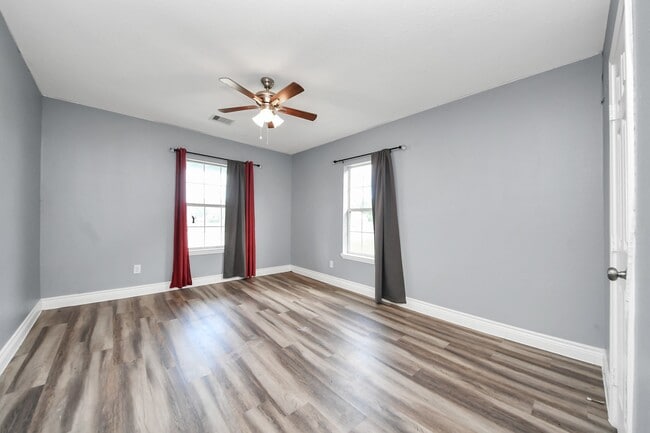 Building Photo - 221 3rd St N