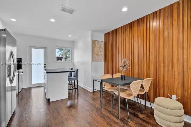 Building Photo - 1001 NE 110th St