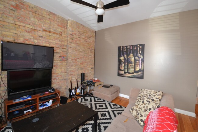 Foto del edificio - 1756 W Montrose Ave