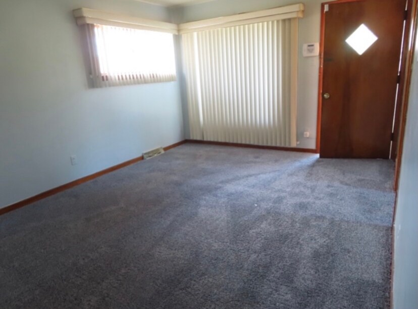 Primary Photo - 727 E 155th Ct