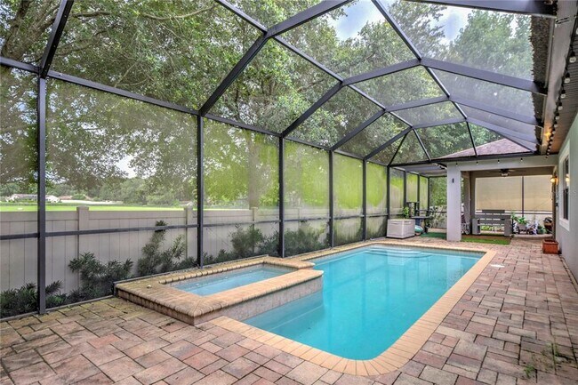 Building Photo - 1122 Oakcrest Dr