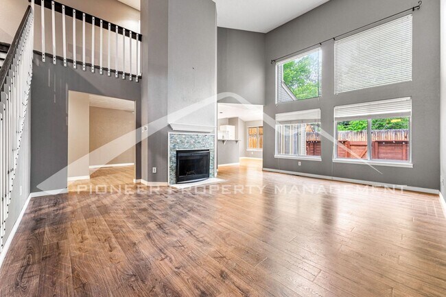 Building Photo - Gorgeous Home with Washer/Dryer and Centra...