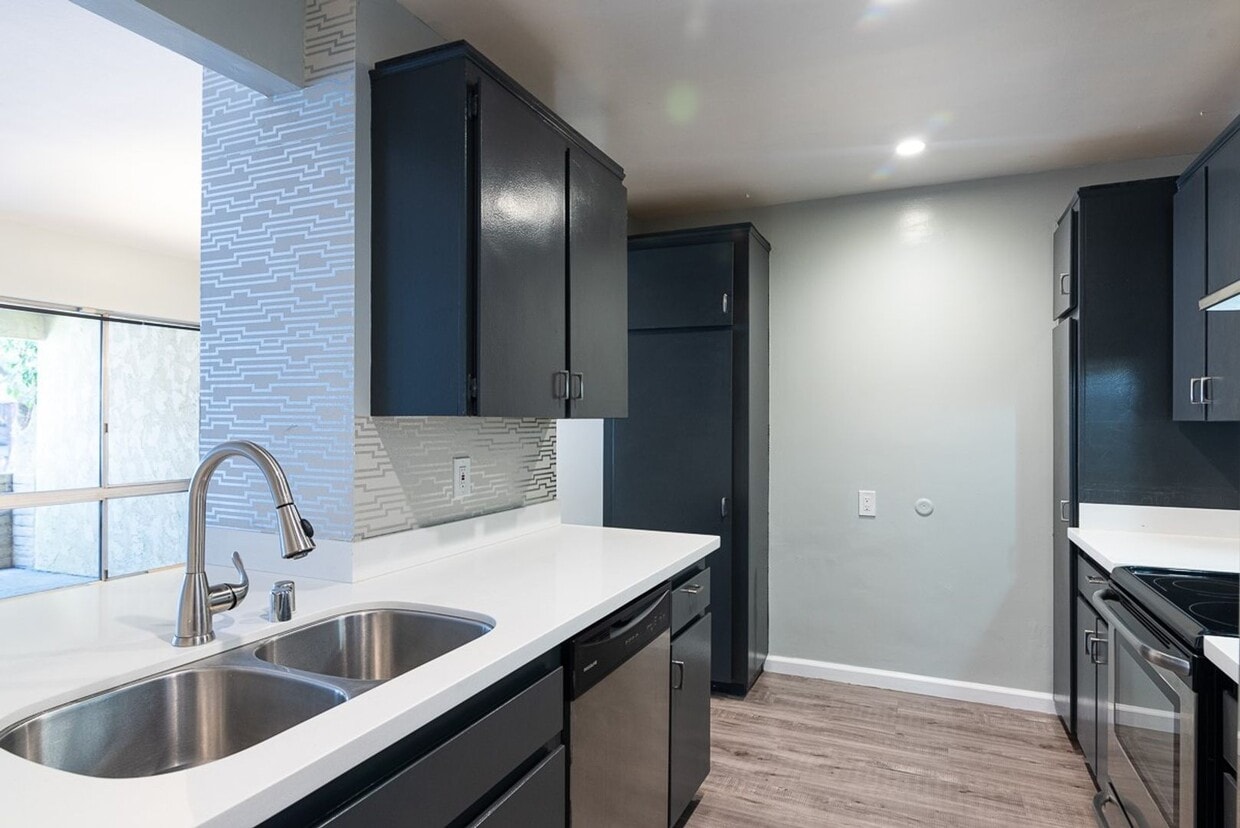 Spacious 2+2 in the Heart of Culver City! - Spacious 2+2 in the Heart of Culver City!