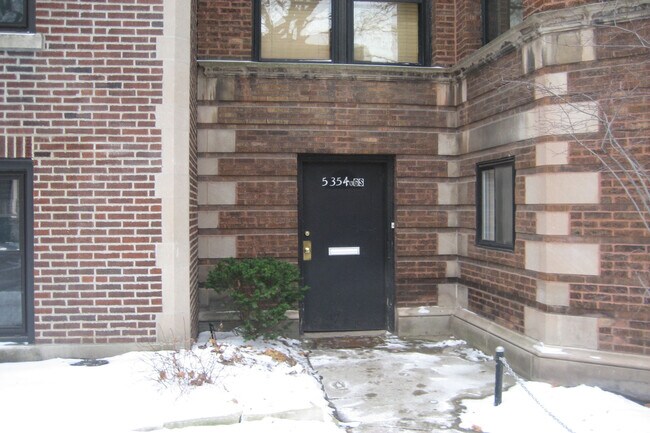 Private entry - 5354 N Glenwood Ave