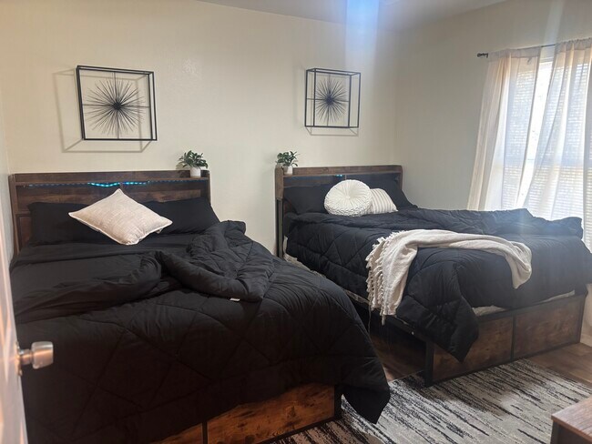 La habitación 1 incluye dos camas de tamaño completo. - 4685 Boot Hill Dr