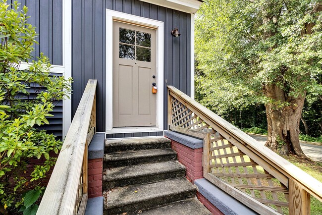 Building Photo - Renovated 2 Bedroom 2 Bath Duplex with Lar...