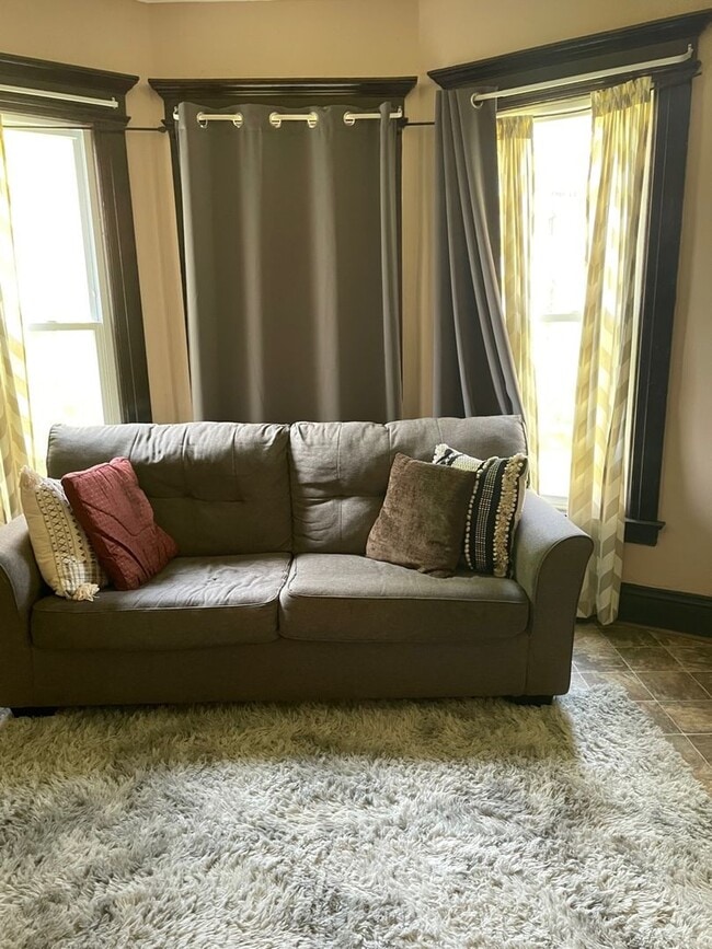 Building Photo - 420-422 Douglas Street