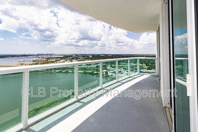 Foto del edificio - Large 2 bedroom/2 bath condo on the river