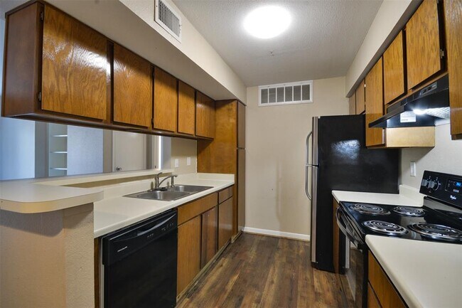 Foto del edificio - 12905 Woodforest Blvd