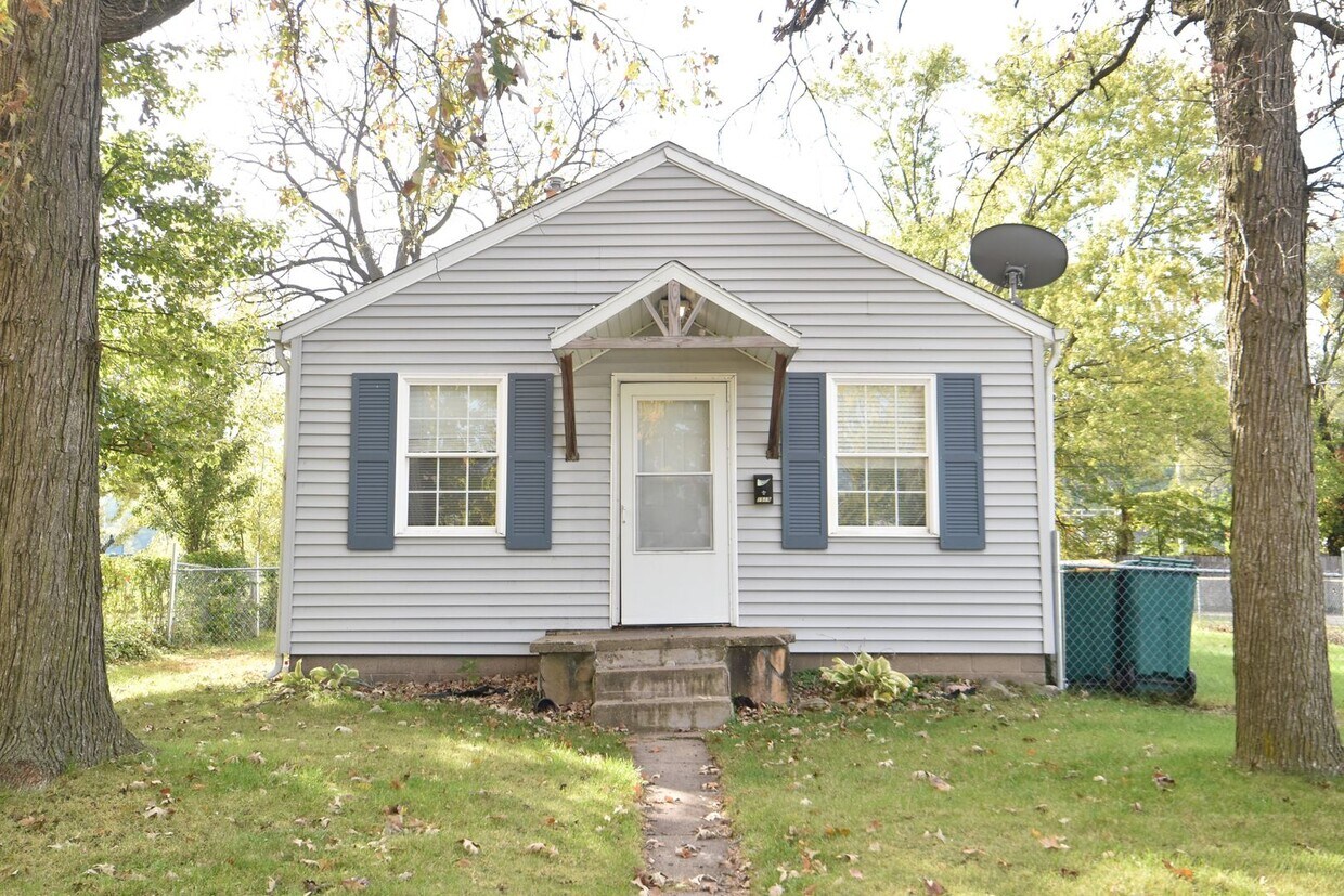 Primary Photo - Mishawaka South-side 3 bedroom with a fenc...