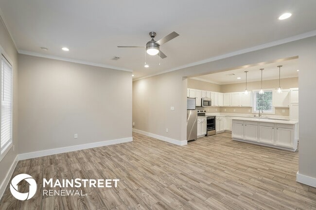 Building Photo - 9330 Crestview Dr