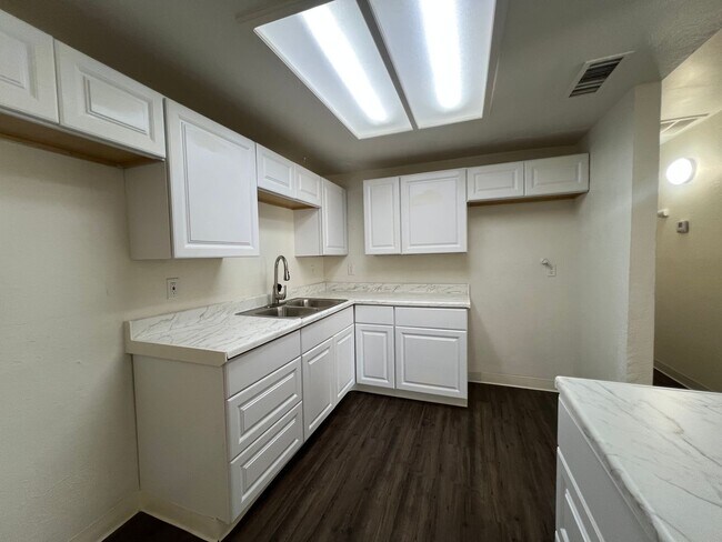 Building Photo - 4200 Parkwood Ct