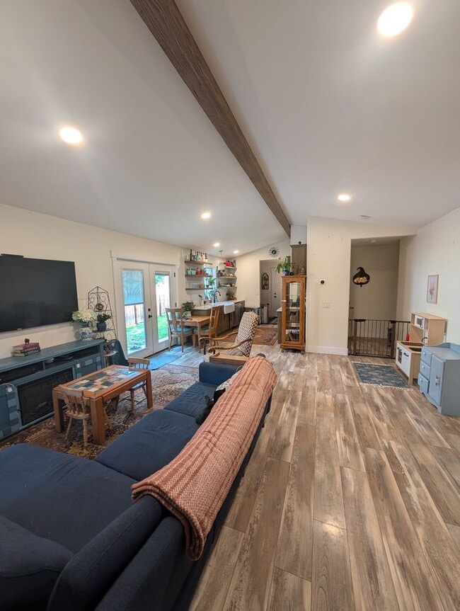 Building Photo - Beautifully Remodeled 3 Bed/2 Bath on Bend...