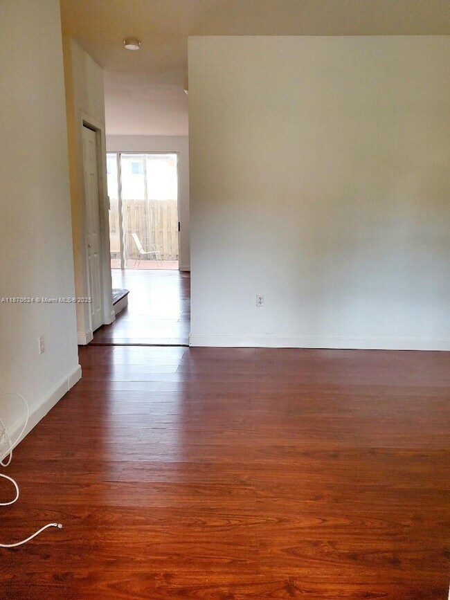 Building Photo - 1030 NE 41st Pl