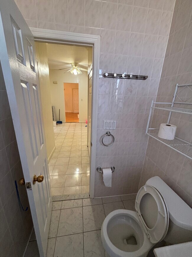 Baño - 2333 E 24th St