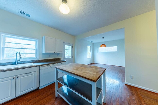 Building Photo - NOW AVAILABLE!  Charming East Nashville Bungalow for Lease!