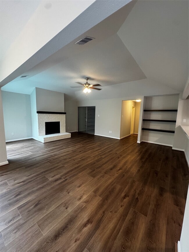 Foto del edificio - 8807 Belle Glen Dr